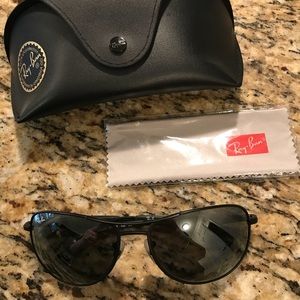 Black Ray-Ban Aviators